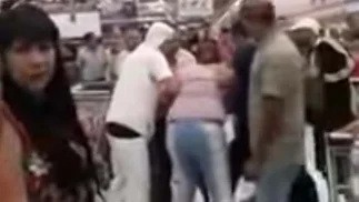 Video: Dos mujeres, a los golpes por unas milanesas
