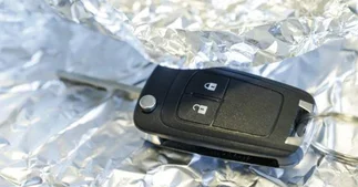 Por qué recomiendan envolver las llaves del auto en papel de aluminio