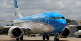 Aerolíneas Argentinas canceló todos los vuelos del martes por el paro