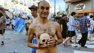 Video: hincha de Racing llevó cráneo del abuelo a festejos por la copa