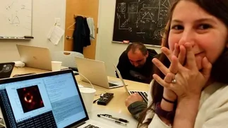 Katie Bouman, la estudiante detrás de la primera foto de un agujero negro