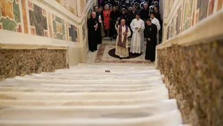El Vaticano exhibe la escalera de mármol que subió Jesús en su juicio