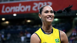 Video: se desmaya bicampeona olímpica de voleibol en plena entrevista