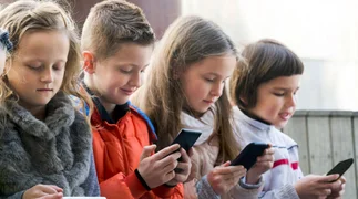 Celulares: estudiantes en CABA no podrán usarlos en la escuela