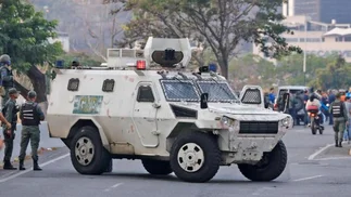 El estremecedor video de un blindado contra los opositores en Venezuela