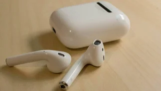 Un hombre se tragó un auricular mientras dormía y oía sonidos desde su estómago