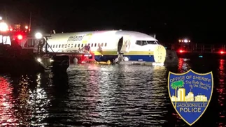 EE.UU.: Un avión con 136 pasajeros se sale de pista y acaba en un río en Florida