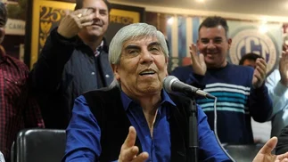 Moyano cerró un aumento salarial del 23% por seis meses