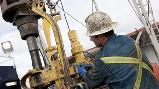 Petroleros paralizan y bloquean yacimiento de Santa Cruz en rechazo a despidos