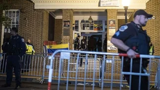 EE.UU. desalojó embajada venezolana en Washington y chavismo anunció represalias