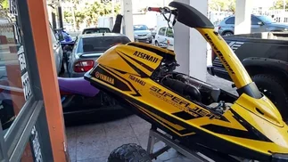 Cae banda de funcionarios: secuestran yates, autos de alta gama y motos de agua