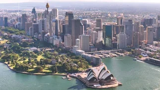 Es argentina, vive en Australia y gana fortunas como bartender