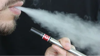 Pfizer, acusada de financiar campañas contra el cigarrillo electrónico