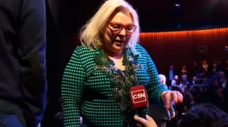 Video: cruce de Carrió con C5N y pedido de comprar su libro para pagar tarjeta