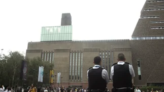 Un joven arroja al vacío a un niño de 6 años desde el techo del Tate Modern
