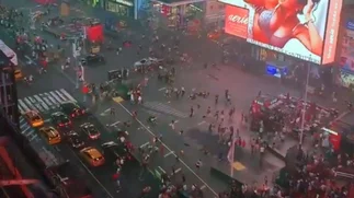 Video Times Square: confundieron una moto con disparos y hubo estampida