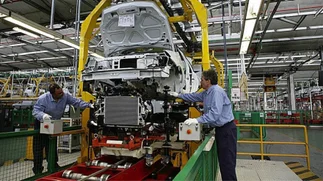 Reforma laboral: Renault y SMATA acuerdan evitar suspensiones