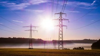 El Gobierno acelera la apertura del mercado eléctrico para empresas