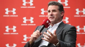 Deportes: el fundador de la marca Under Armour deja su cargo de CEO