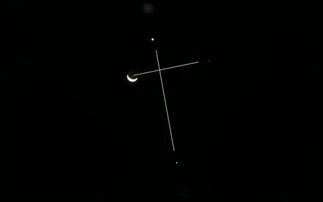 La Luna, Venus, Polis y Júpiter se ven como una cruz