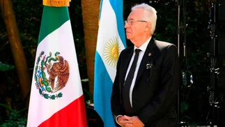 Ex embajador de México volvió a robar antes de regresar a su país