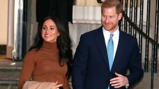 El príncipe Harry y su esposa Meghan Markle renunciaron a la realeza
