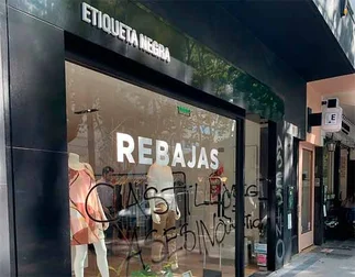 Tras el escándalo en Uruguay, vandalizaron local de Etiqueta Negra en La Plata