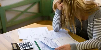Advierten que el 87% de los estatales se endeudan para alquiler, salud, comida y ropa