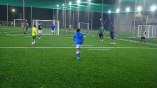Un hombre recibirá millonaria indemnización tras sufrir un accidente jugando al fútbol