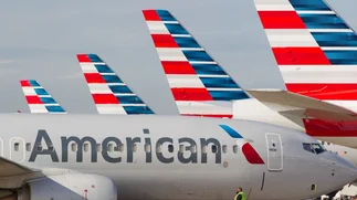 American Airlines advierte que despediría 25.000 empleados