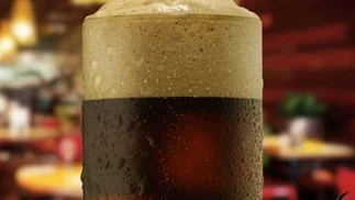 Ni alfajores ni chocolates, así es el fernet con coca que llegó a otro producto de kiosco