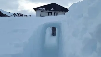 Caviahue: un hombre construyó un túnel en la nieve para salir de su casa