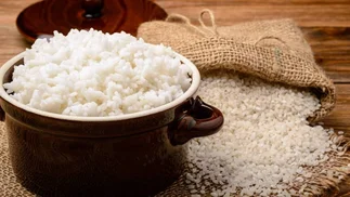 Por qué es mala idea guardar el arroz en la heladera durante días