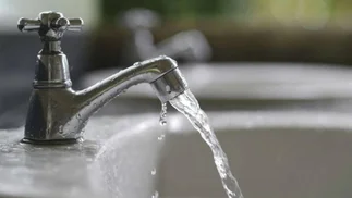 Por qué una jueza suspendió los cortes de agua por falta de pago en hogares