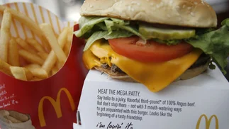 Video: Una mujer guardó una hamburguesa y unas papas fritas durante 24 años