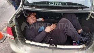 Insólito: sorprenden a empresario con un soldado ucraniano en el baúl del auto