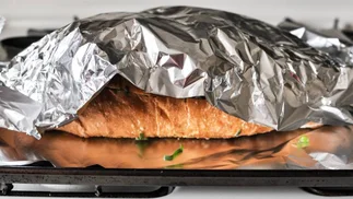 Lo que nunca tenés que hacer con el papel aluminio al cocinar