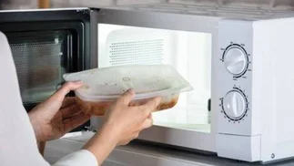 Qué materiales y alimentos no debés introducir en el microondas: los peligros