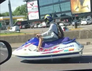 Insólito: una moto de agua circulando por Panamericana