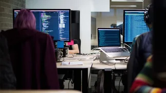 Sueldos informáticos: diferencias entre trabajadores y empresas
