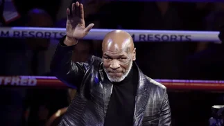 Mike Tyson se sumó a la locura por Messi y exhibió un tesoro que perteneció a Maradona