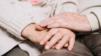 Estatales podrían tener 15 días pagos para cuidar a adultos mayores