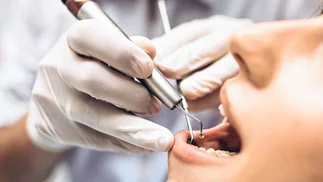 Condenan a una odontóloga por mala praxis en un tratamiento de implantes