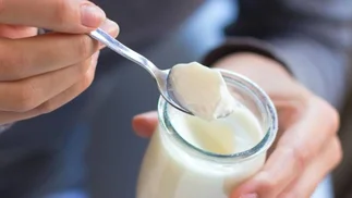 El consumo de yogur puede beneficiar tu salud y reducir enfermedades crónicas