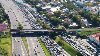 Caos en Panamericana y autopistas: controlan auto por auto