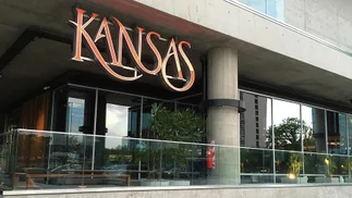 Fue a Kansas, pidió ojo de bife, pollo y limonada: quedó impactado por el ticket
