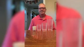 Cómo llenar un vaso grande con la cantidad que cabe en uno chico