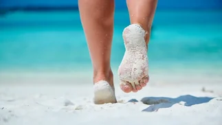 Este es el truco más efectivo para sacarte la arena de los pies