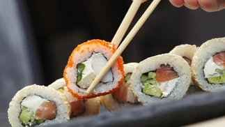 Cepo importador: locales de sushi reemplazan salmón por trucha
