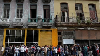 La vida en Cuba: una fila para comprar puede durar una semana